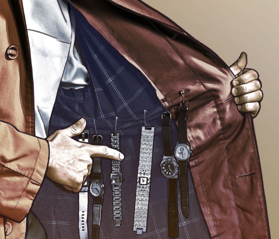 Un uomo fa vedere gli orologi da polso che ha nascosto all’interno del suo impermeabile