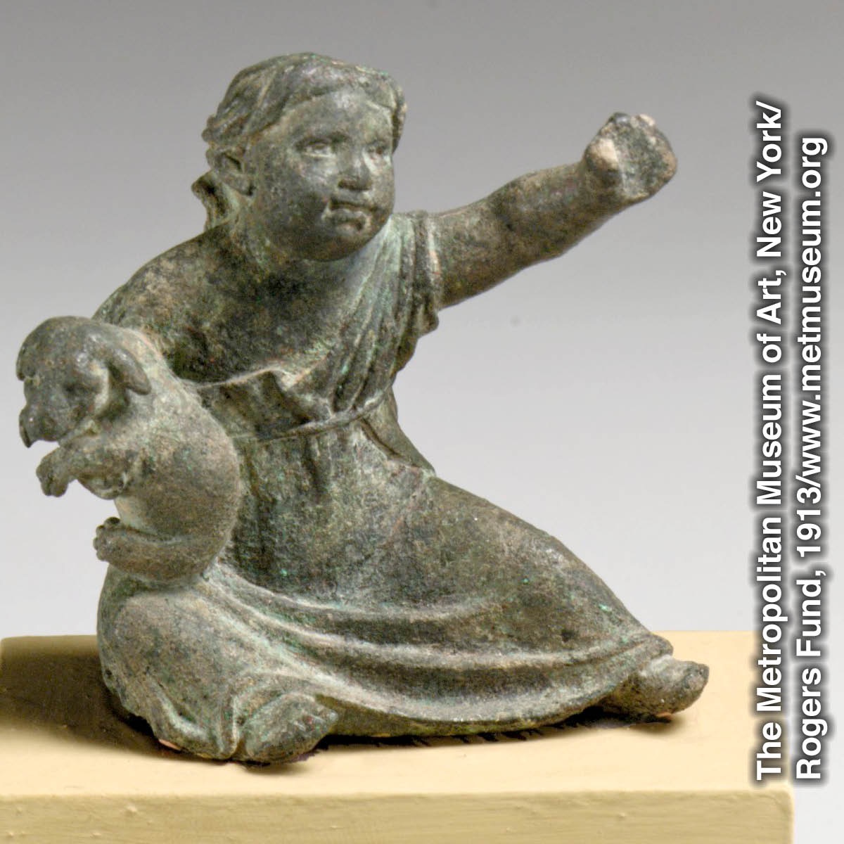 Una statuetta greca o romana di una bambina con un cucciolo di cane