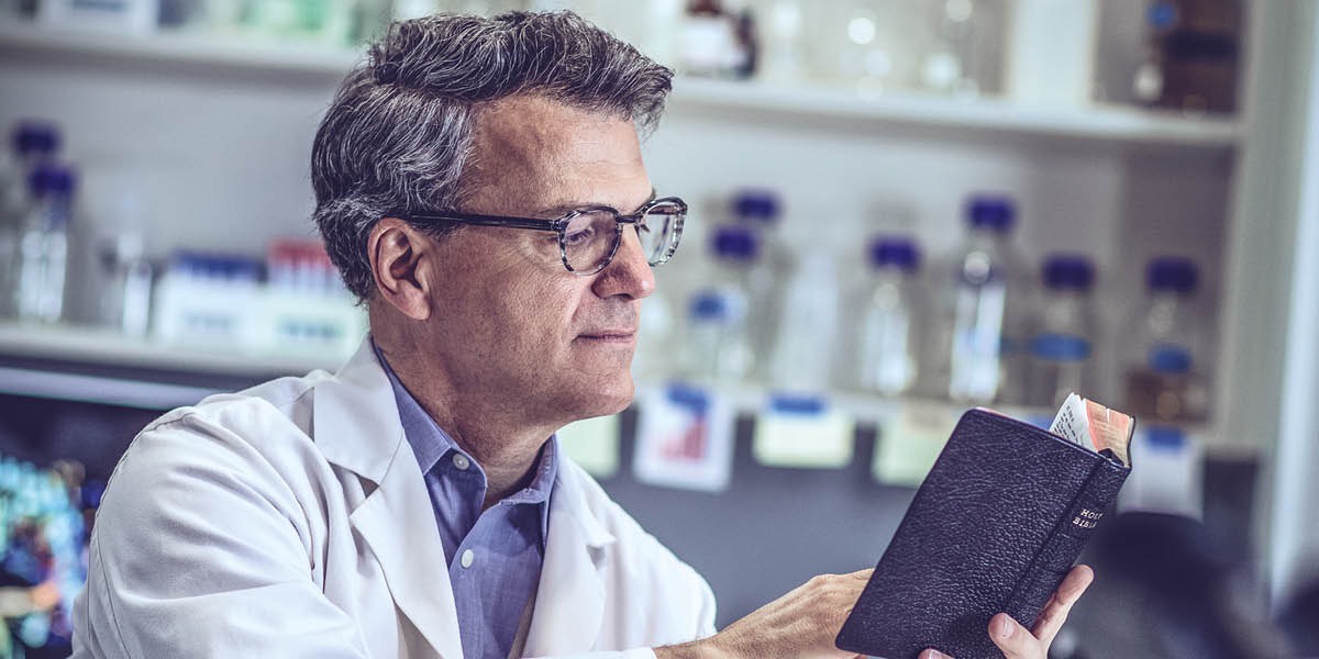 Uno degli scienziati di cui si parlava prima legge la Bibbia