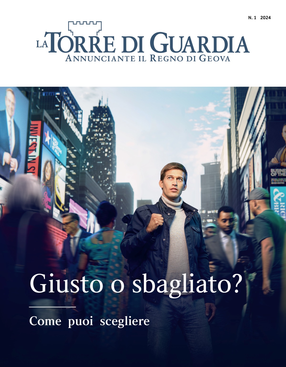 Un giovane uomo in piedi in una strada piena di gente. Persone di diversa provenienza gli passano accanto. Lui ha lo sguardo rivolto verso l’alto, come se stesse cercando di capire dove andare.