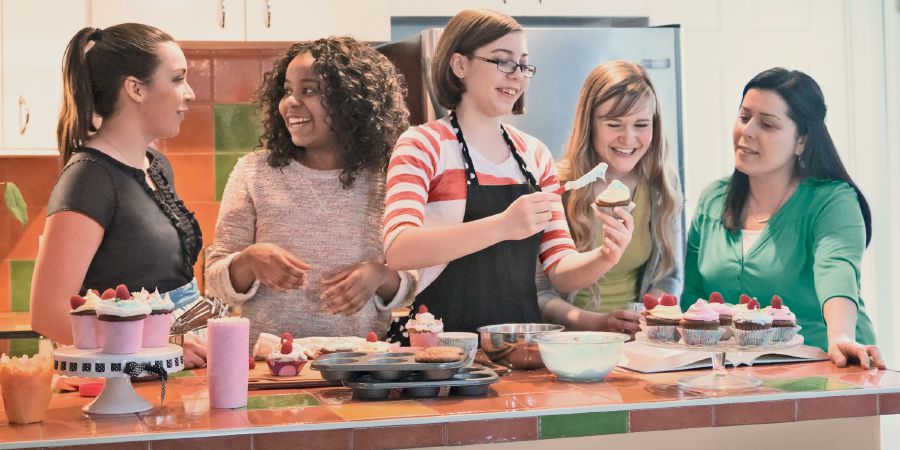 Ragazze adolescenti preparano dolci insieme