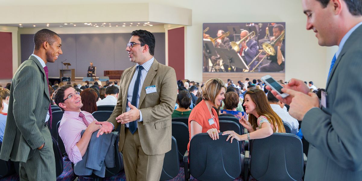 Alcuni sono distratti durante l’introduzione musicale all’inizio di una sessione di un congresso