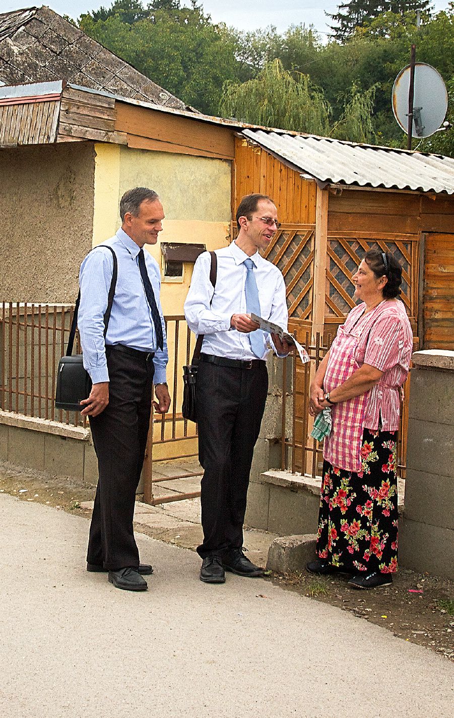 In Slovacchia, due testimoni di Geova predicano a una donna rom