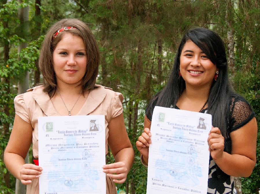 In Honduras, Mirna Paz e Bessy Serrano mostrano il loro diploma di scuola superiore