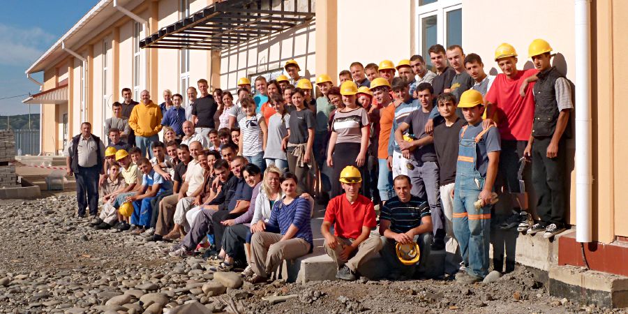 Testimoni georgiani e servitori internazionali lavorano alla costruzione della Sala delle Assemblee a Tbilisi