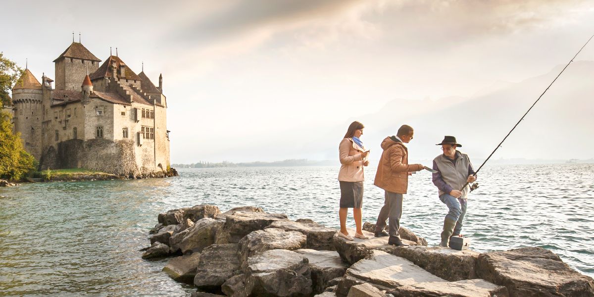 Testimoni di Geova in Svizzera predicano a un pescatore