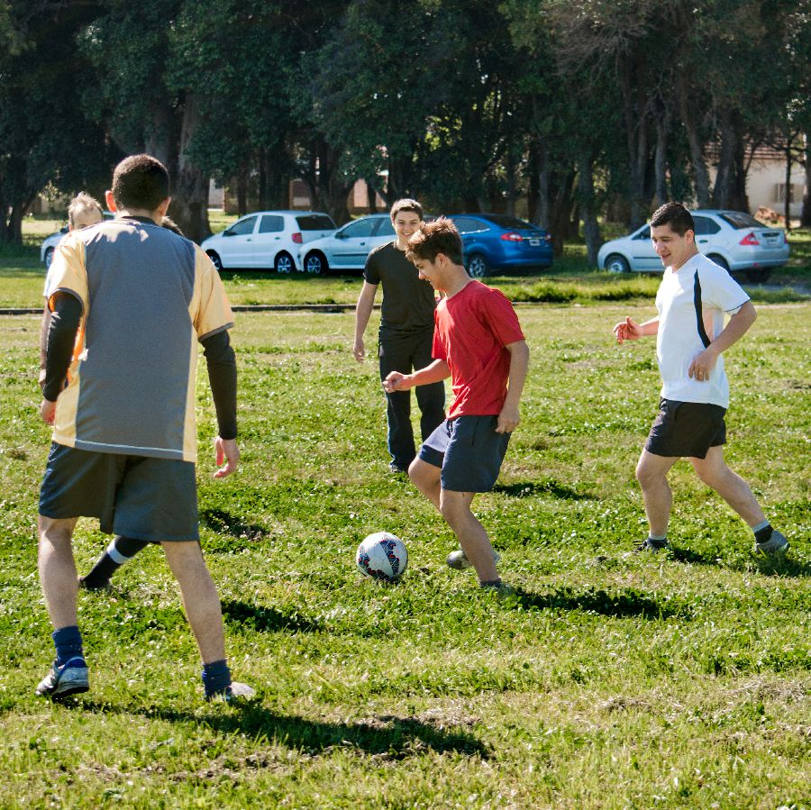 Jorge gioca a calcio con i fratelli in Argentina