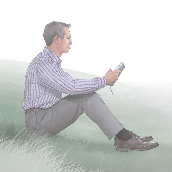 1人の男性が聖書を読んでいる