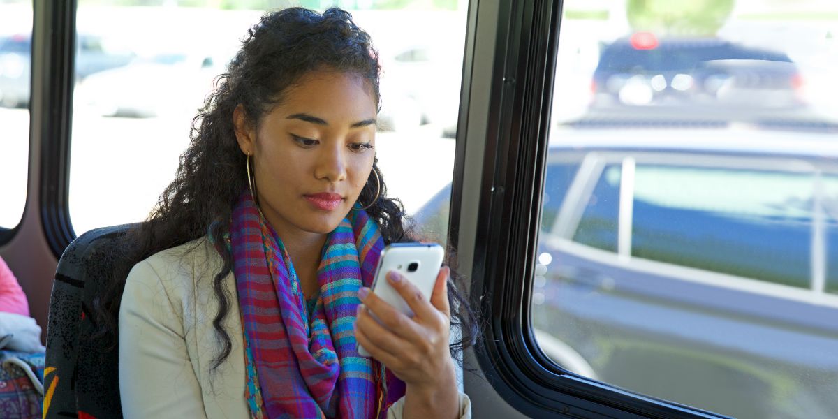 1人の女性がスマートフォンを見ている