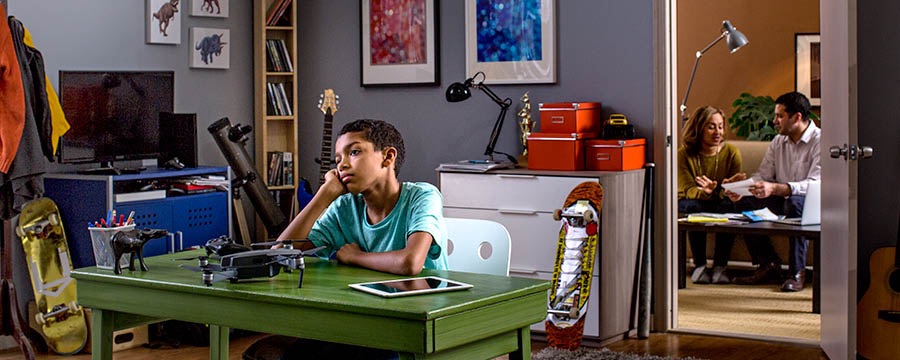 1人の少年が，欲しい物が何でもそろった自分の部屋にいるのに，つまらなそうにしている。