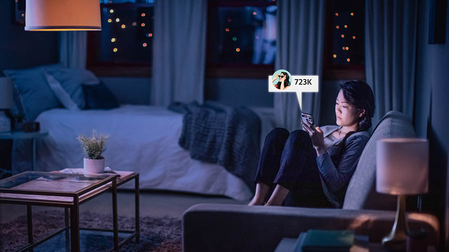 Cah wédok mbukaki média sosial bengi-bengi. Dhèwèké mbukak postingané wong liya sing jumlah viewer-é 723.000.