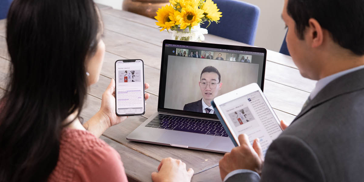 Suami istri mbukak ”JW Library” pas pertemuan ibadah liwat videoconference.