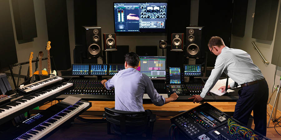 Sedulur lagi nggawé musik nganggo program komputer ing studio.