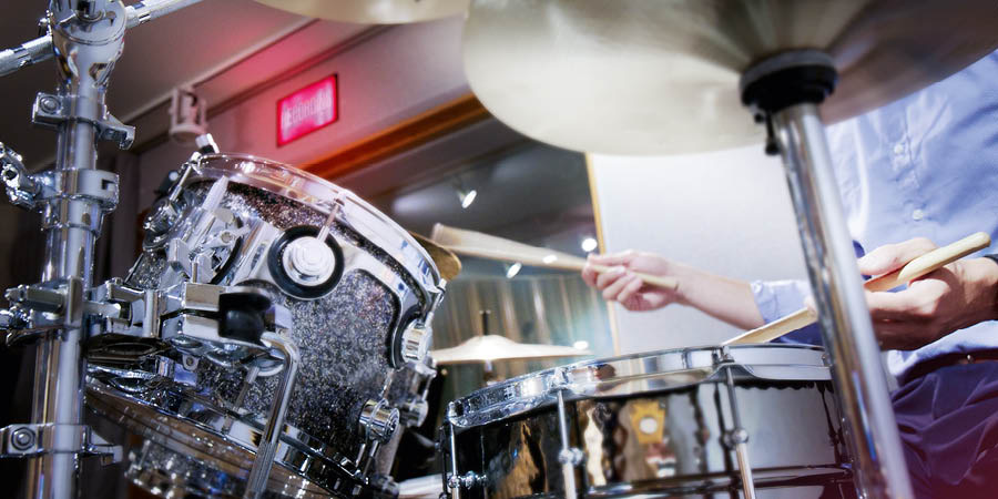 Sedulur lanang main drum.
