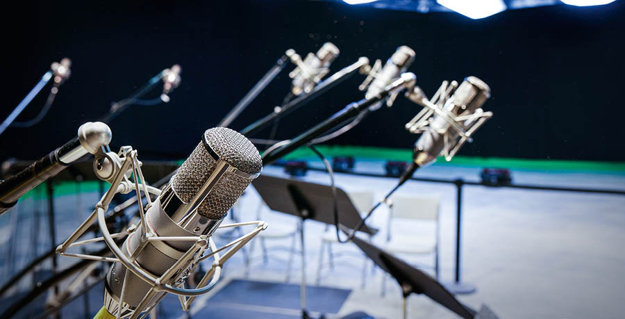 Mikrofon lan alat-alat liyané ing studio rekaman.