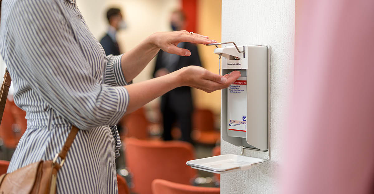 Sedulur wédok lagi nganggo hand sanitizer ing Balai Ibadah.