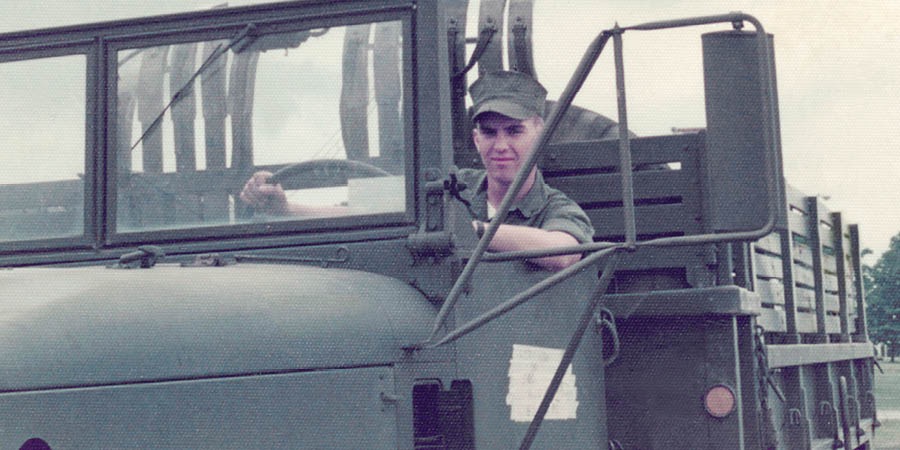 Fotoné Michael Kuenzle lagi nyetir truk wektu dadi anggota Korps Marinir Amerika Serikat.