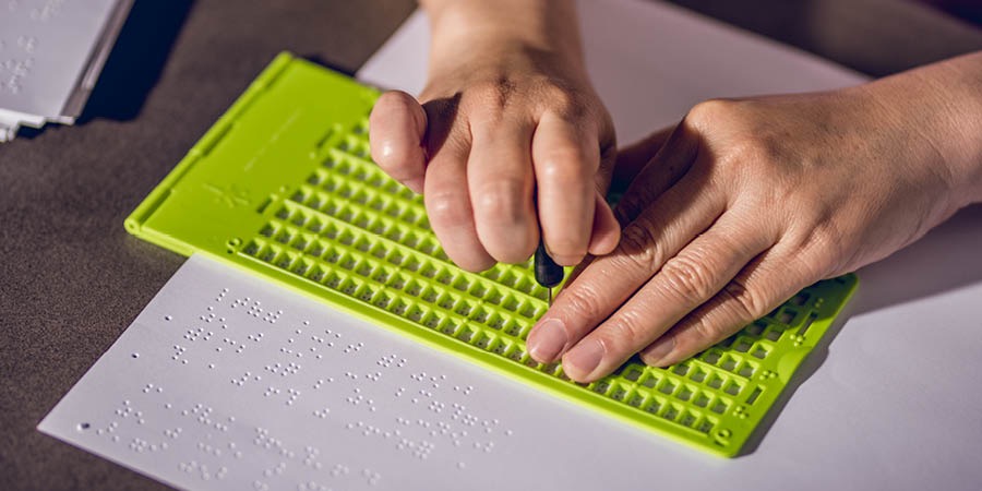 Nyalin buku ing huruf braille.