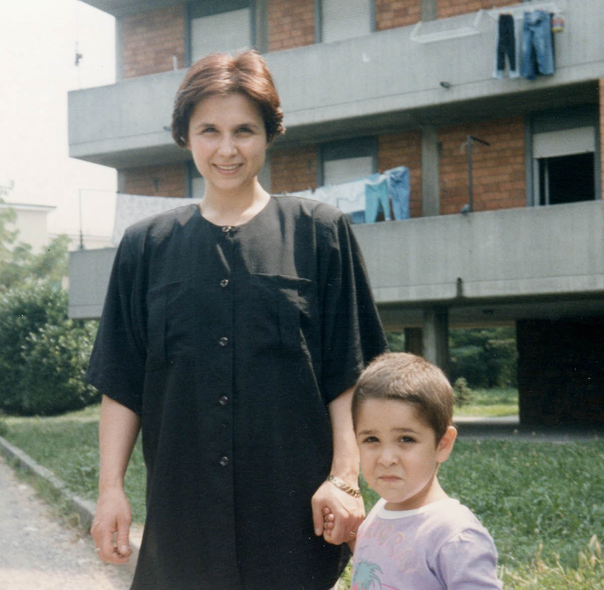 Virginia, sakdurungé lara, nggandhèng anaké, Alessandro.
