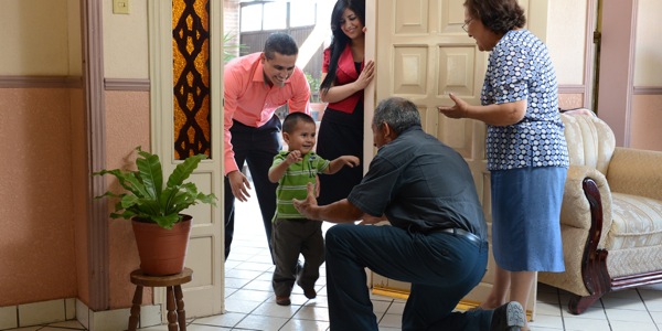 Sepasang suami istri membawa putra mereka ke rumah kakek nenek-nya