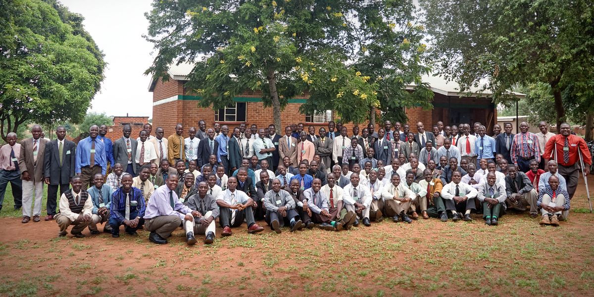 Siswa Sekolah kanggo Pinituwa lan Abdiné Jemaat foto bareng.