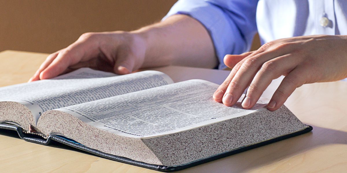 Seksi Yéhuwah maca Alkitab