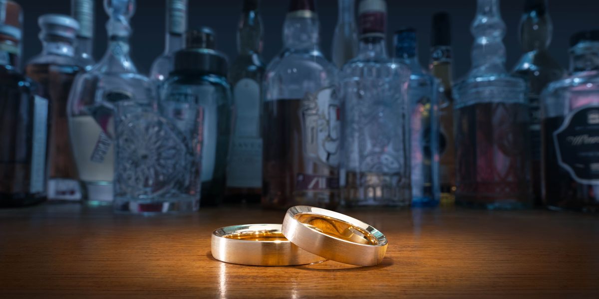 Loro cincin lan ing mburiné akèh botol alkohol.