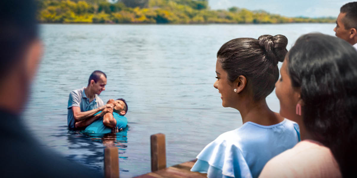 Wong lanang dibaptis ing danau karo ditonton sing liyané.