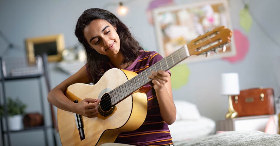 Cah wédok main gitar.