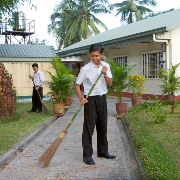 Abdiné jemaat lagi resik-resik Balé Ibadah