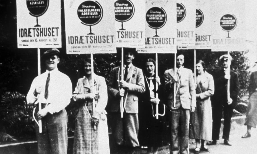 Barisan Seksi Yéhuwah nggawa plakat ing Denmark taun 1930-an