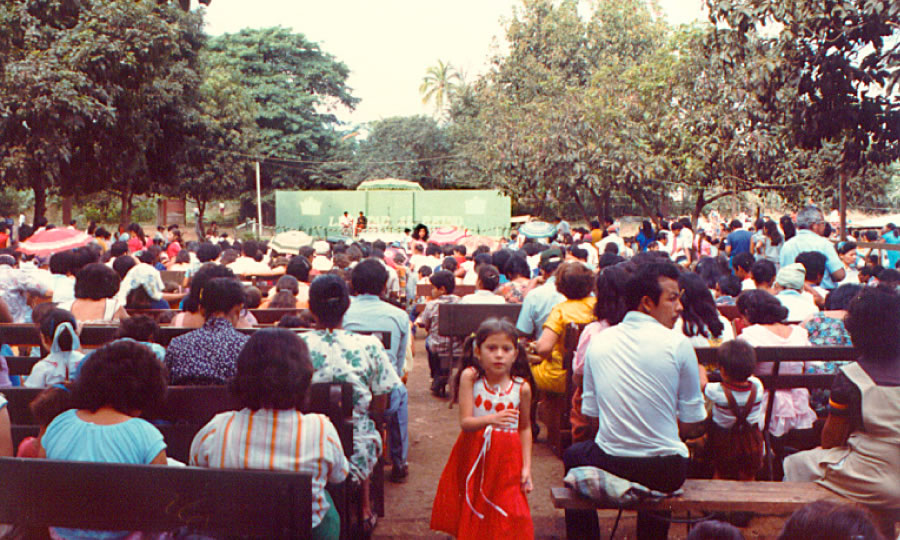 Kebaktian sing dianakké nèng lapangan ing Nikaragua, kira-kira taun 1953