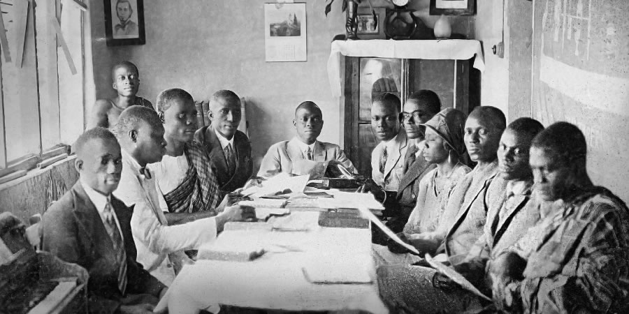 Pakumpulan ibadah Siswa-Siswa Alkitab ing Ghana taun 1931
