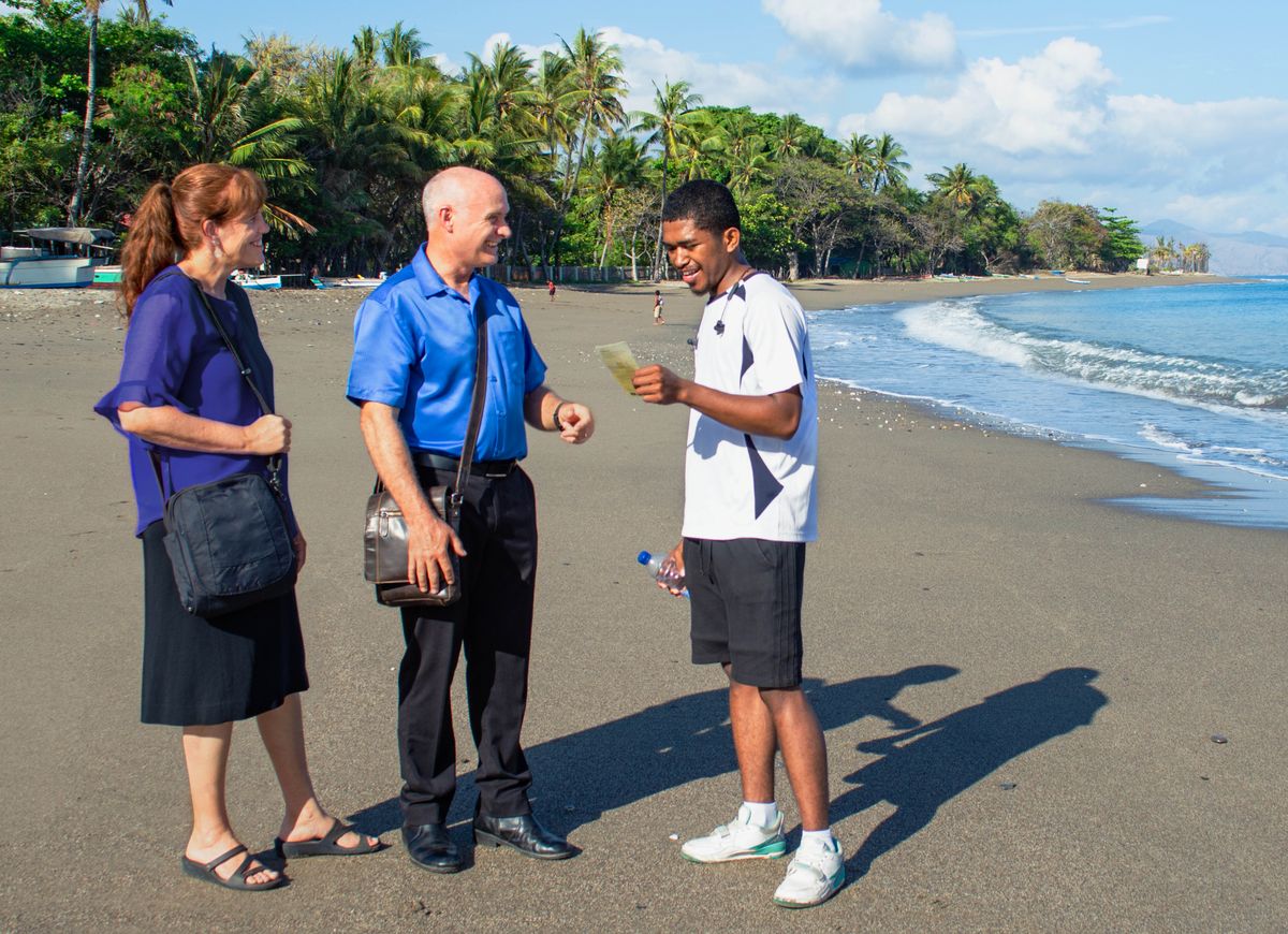 Warren lan Leann nginjil ing pantai.
