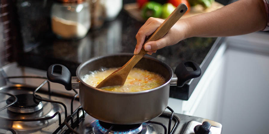 Wong wédok lagi masak sop.