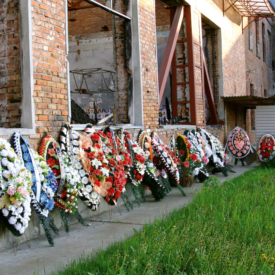 Karangan bunga ing ngarepé sekolahan ing Beslan, Rusia.