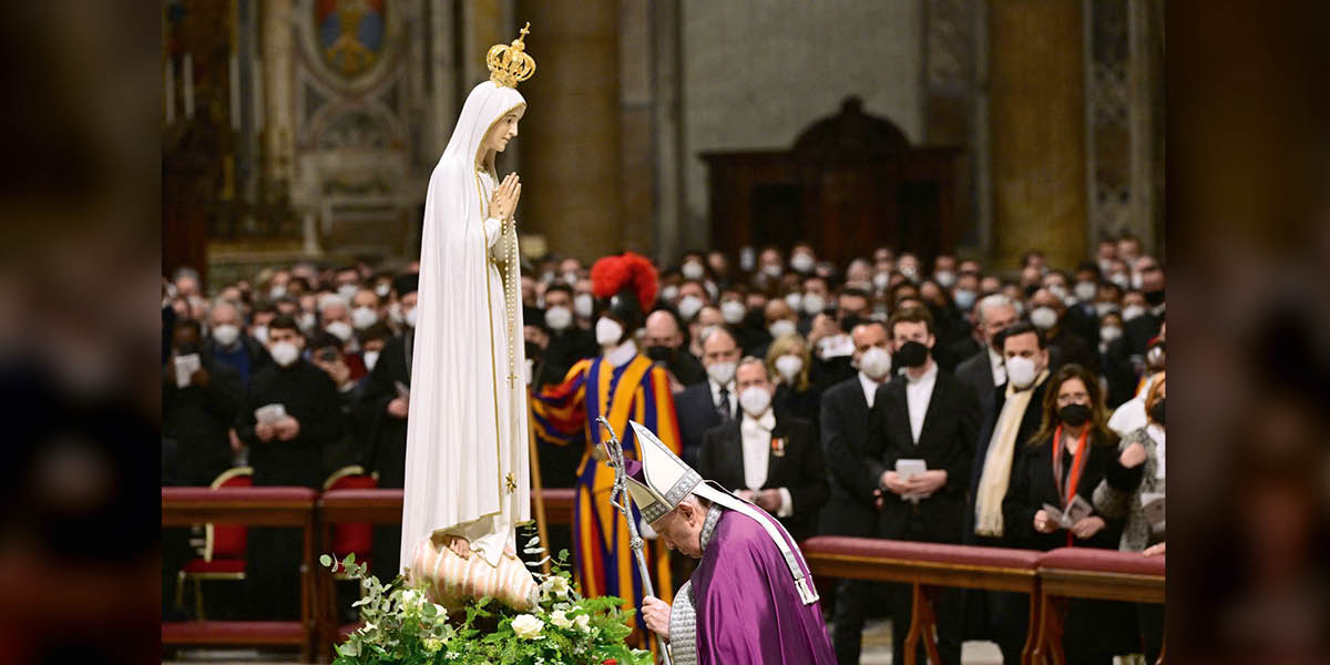 Paus Francis sujud ing ngarepé patung Maria.