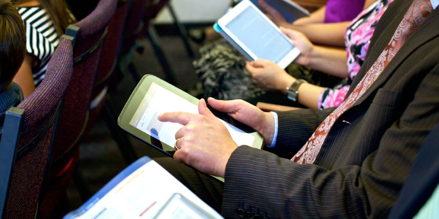 Seksi Yéhuwah nggunakké JW Library wektu ngibadah