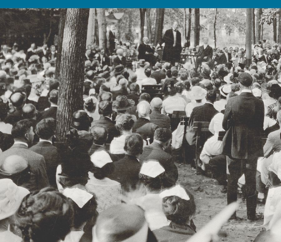 Taun 1919, Joseph F. Rutherford ceramah ing kebaktiané Siswa-Siswa Alkitab. Ana akèh wong sing teka.