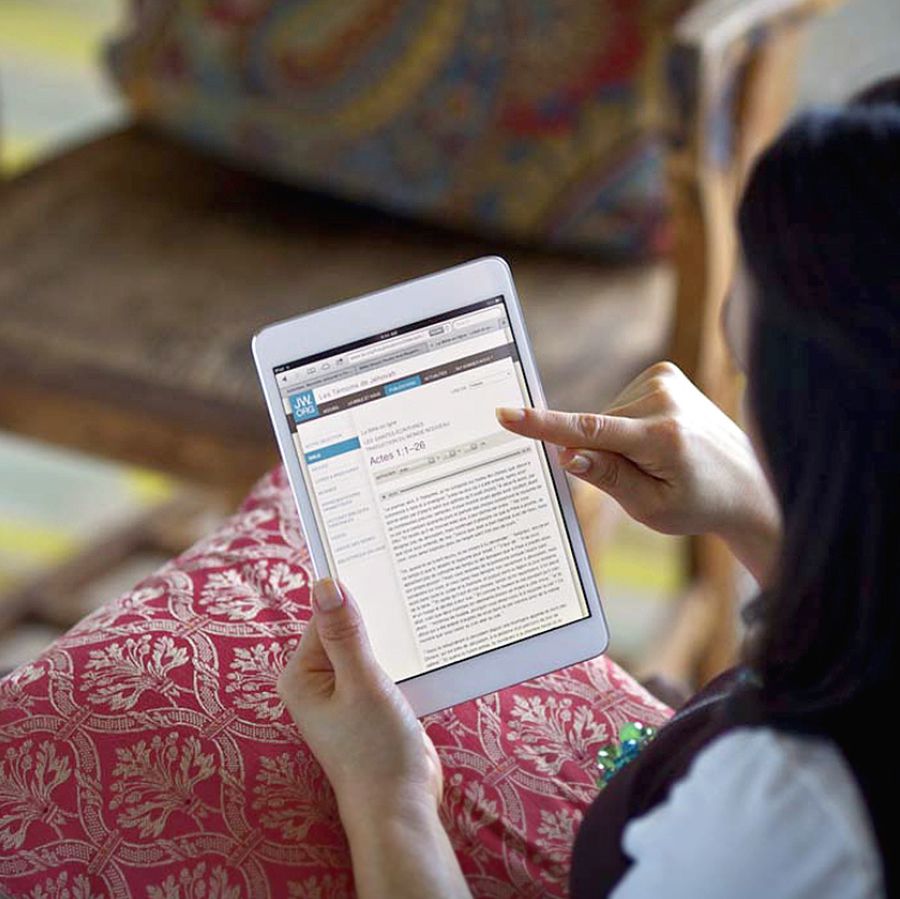 Wong wédok lagi maca Alkitab onliné ing jw.org.