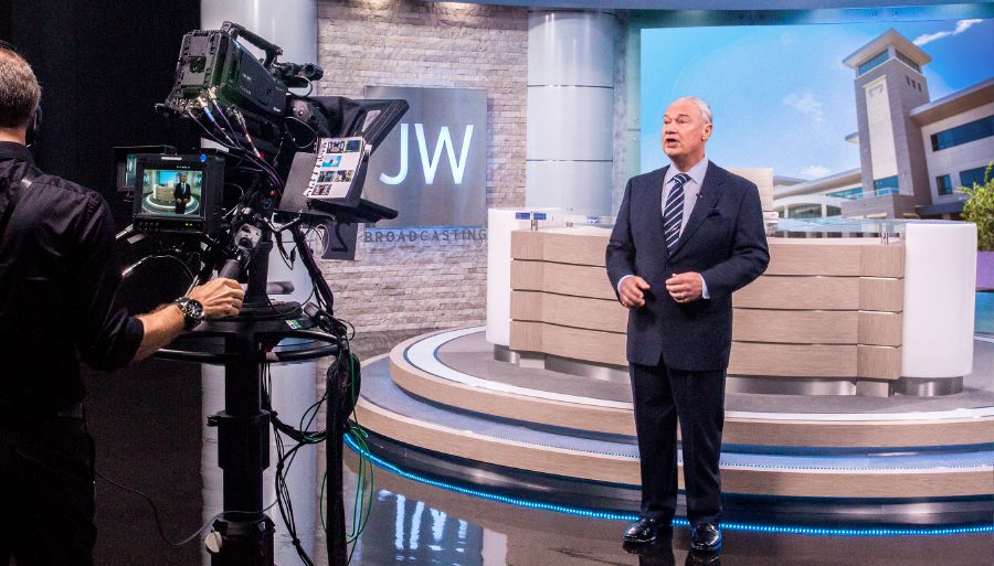 Sedulur Stephen Lett, sing dadi anggota Pengurus Pusat, lagi rekaman JW Broadcasting.