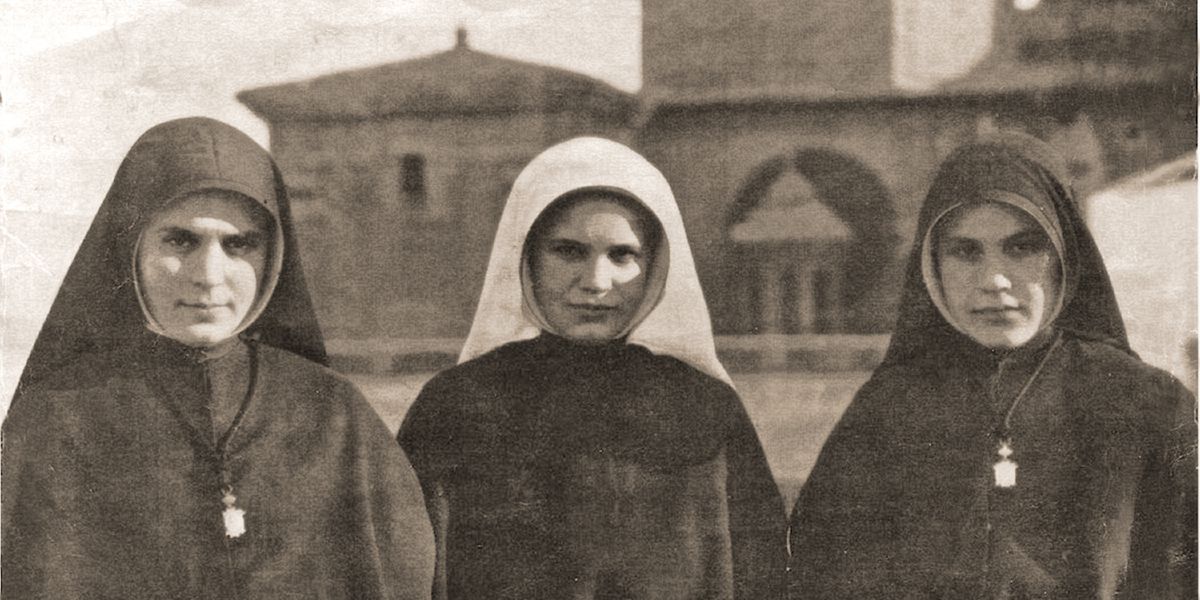 Felisa karo adhiné wédok loro, sing loro nganggo klambi suster lan sing siji nganggo kudhung putih