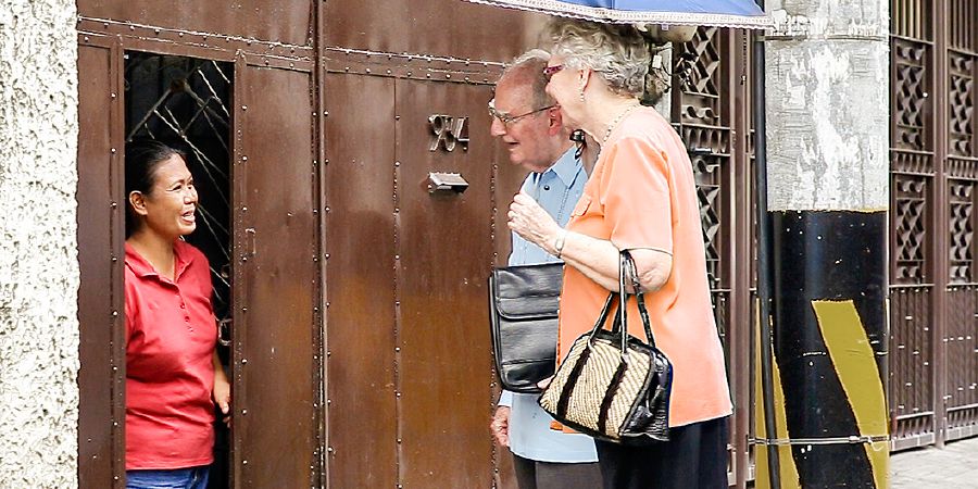 Denton lan Janet Hopkinson omongan karo bocah wédok ing kebaktian