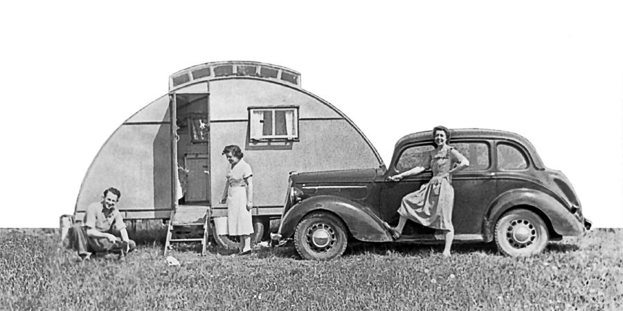 Arthur lan Olive Matthews ing sampingé mobil lan omah mobilé