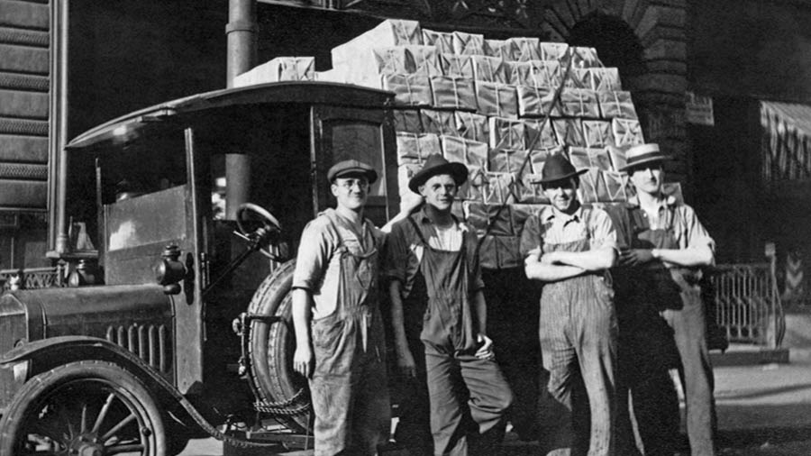 Para sedulur ing Brooklyn, New York, ing ngarepé truk sing isiné majalah The Golden Age