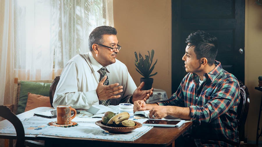 Sedulur lanang lagi mbantu wong liya sinau Alkitab.
