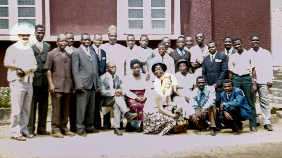 Louis karo Angèle pas lagi foto karo para pinituwa wilayah saka Kamerun lan bojoné.