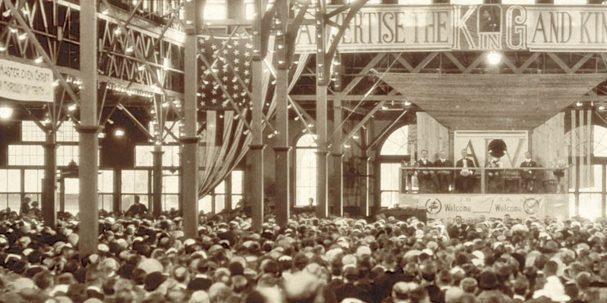 Panggung pas pertemuan istiméwa taun 1922. Ing ndhuwur panggung kuwi ana spandhuk tulisané ”Advertise the King and Kingdom”. Ing mburiné sedulur sing ceramah ana tulisan gedhé banget ”ADV”.