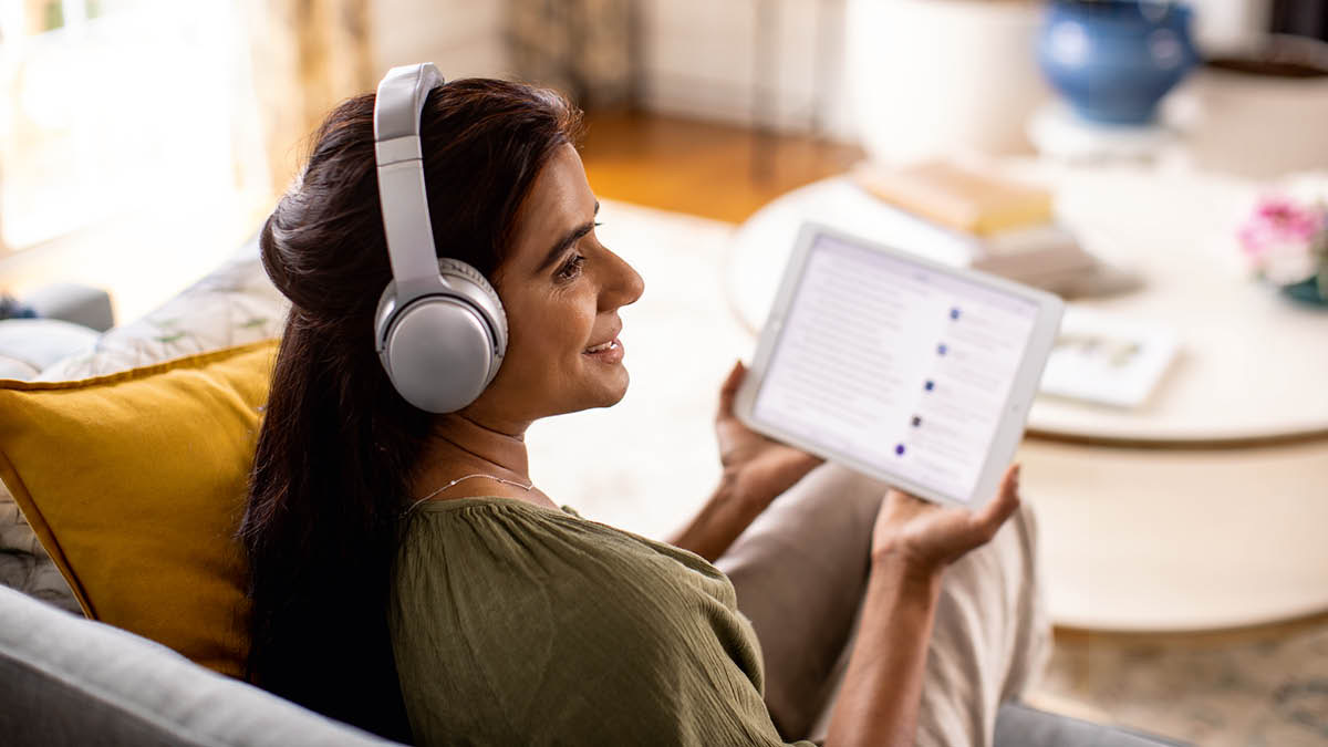Sedulur wédok sing ngrungokké rekaman audio.
