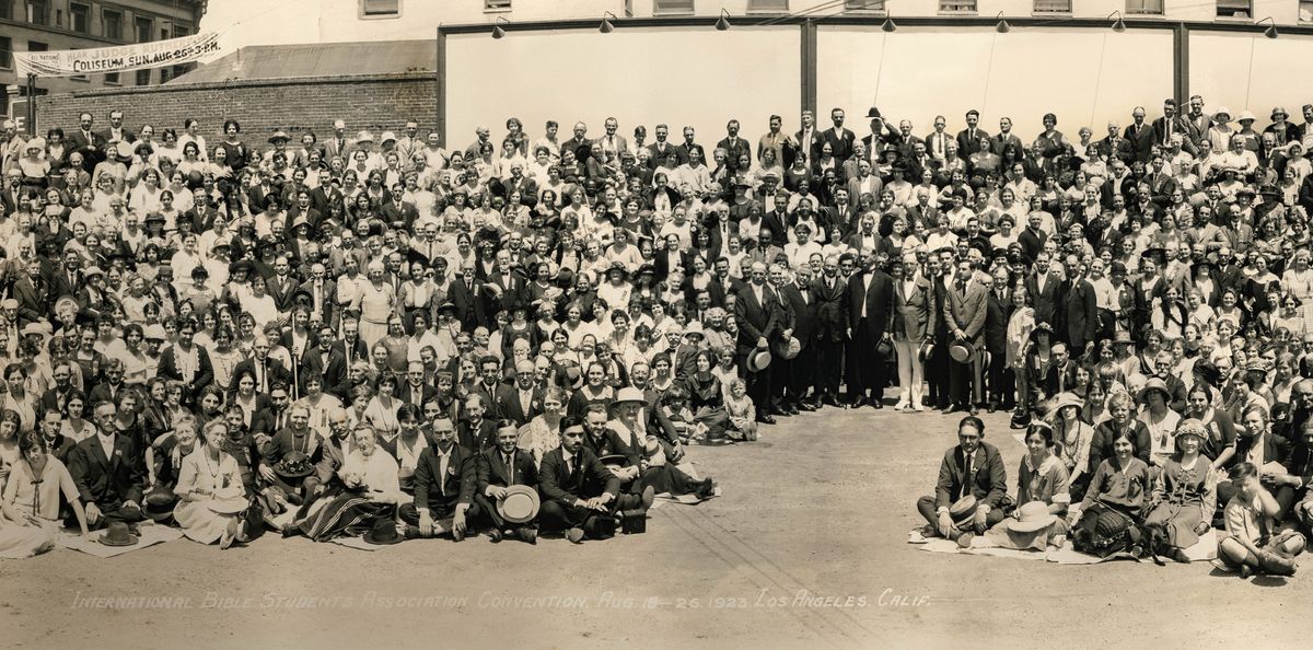 Sedulur-sedulur sing teka ing pertemuan gabungan wilayahé Siswa-Siswa Alkitab taun 1923 ing Los Angeles, Kalifornia.